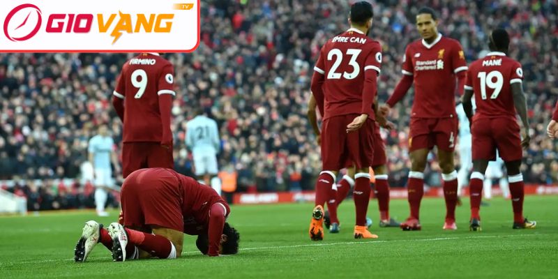 Hàng thủ rời rạc: Những sai lầm chết người khiến Anfield mất sạch sự đáng sợ